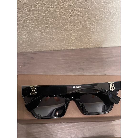 NWT Burberry Cat Eye Sunglasses – Full Set – Leather Tan Case – Logo Arms - Picture 2 of 6